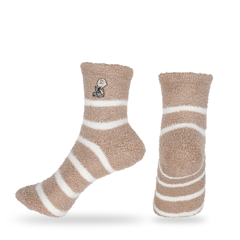 Großhandels- oder kundenspezifische Federgarn-Low-Gauge-Winter-Thermo-warme, flauschige Socken mit Stickerei